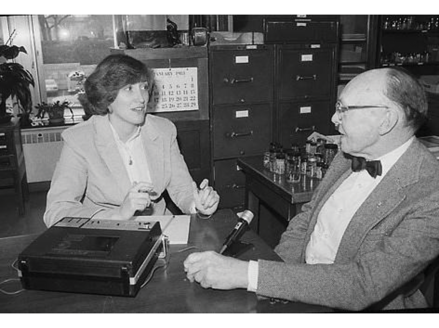 Pamela Henson interviews Smithsonian scientist Horton Hobbs, 1983. PHOTO Jeffrey Ploskonka