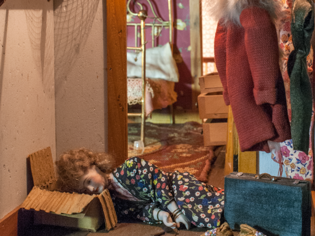 Nutshell Studies - red bedroom