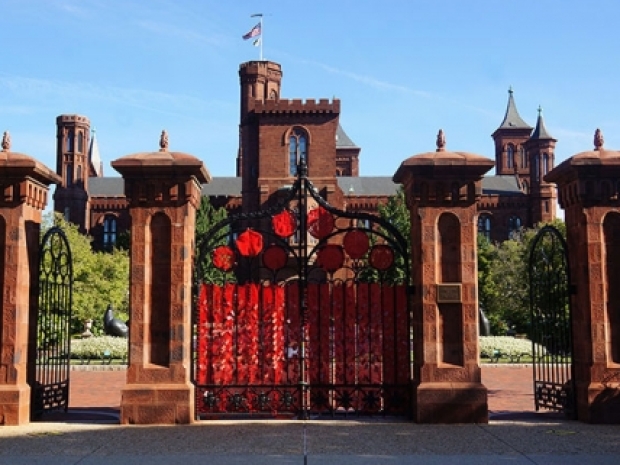 Smithsonian Gets “Yarnbombed”
